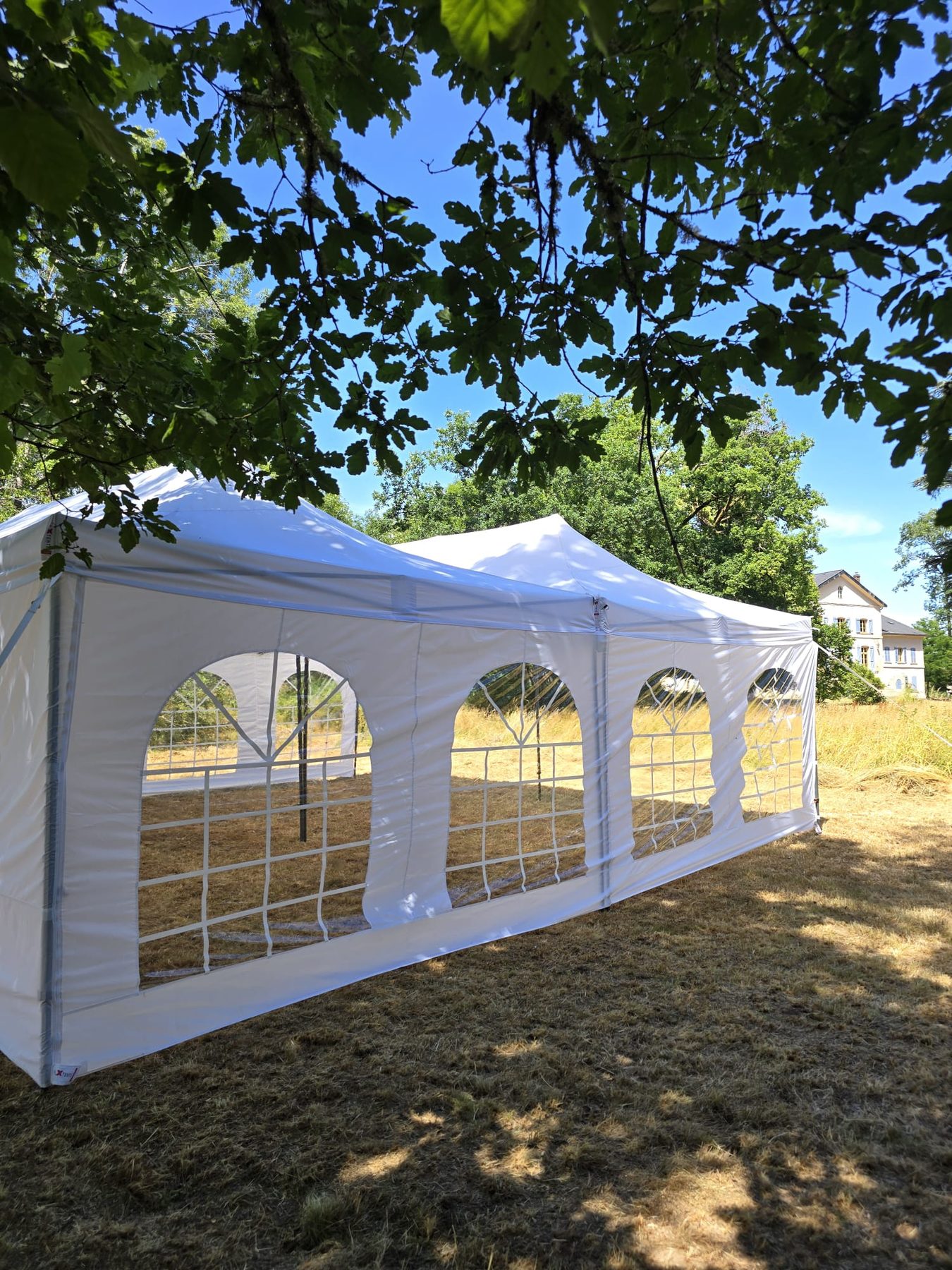 Grande tente de réception dressée dans le parc du Château Champ Ramet